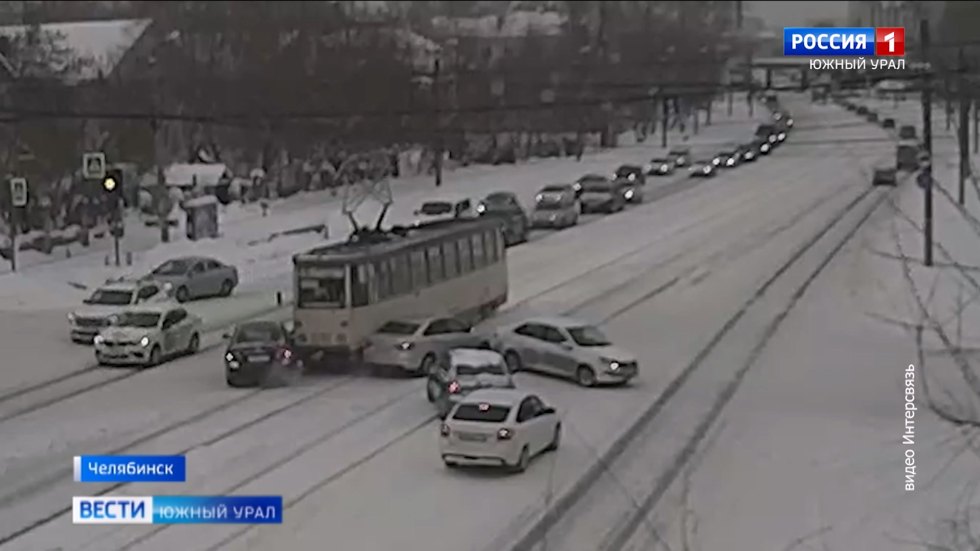 Трамвай в Челябинске протаранил две машины на перекрестке