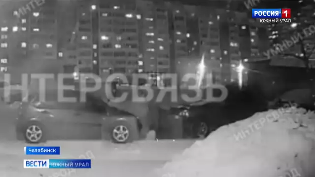 В Челябинске снег сошел с крыши дома и повредил автомобиль
