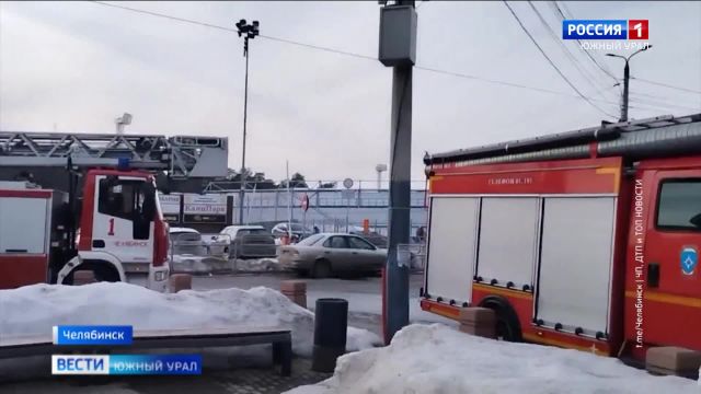 Cнежные лавины сходят с крыш в Челябинске