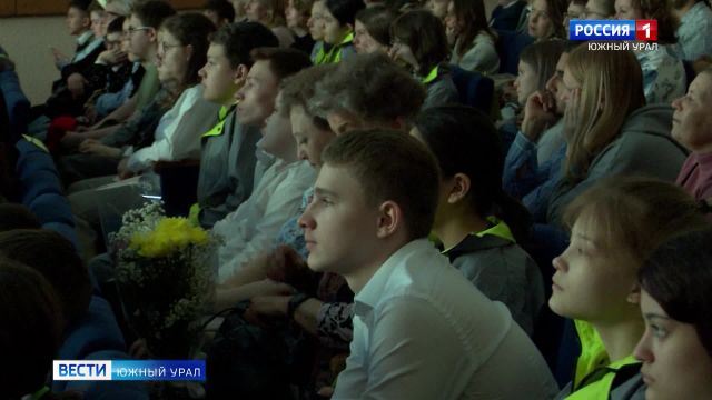 Поют руками: в Челябинске прошел концерт слабослышащих детей