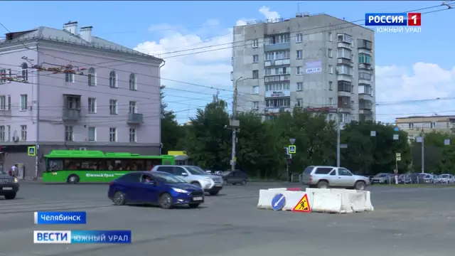 Автомобиль провалился в яму на дороге в Челябинске