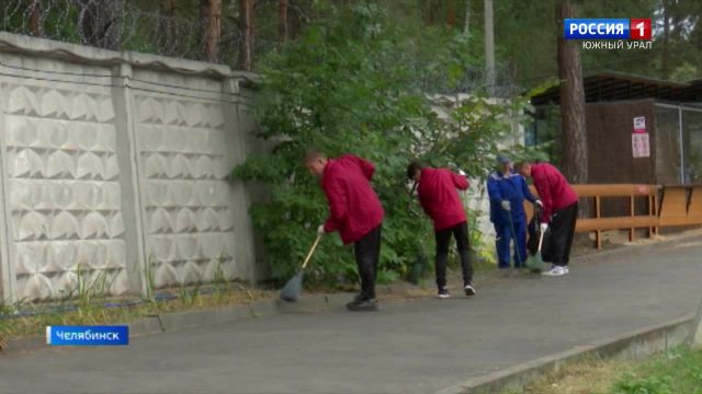Команда юных футболистов из Челябинска вышла на субботник в зоопарк