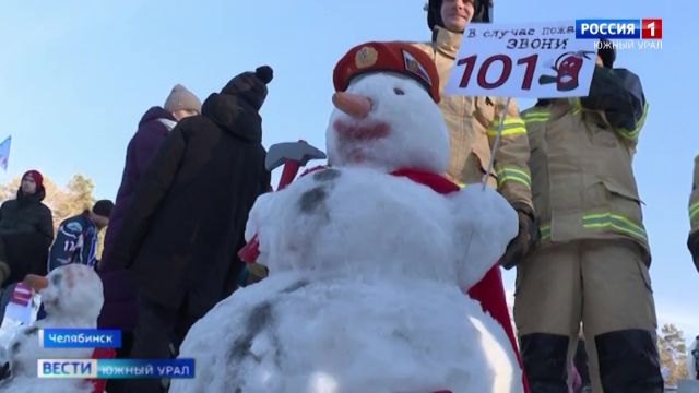 Десятки снеговиков появились в парке Гагарина