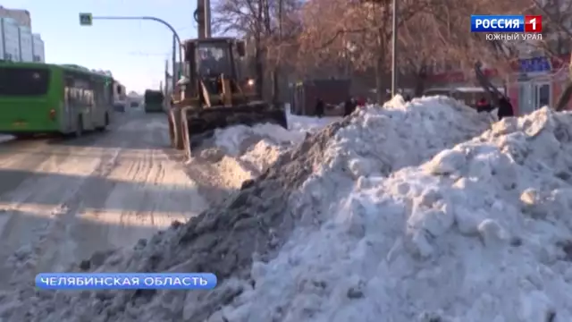 Сугробы на обочинах: качество уборки улиц проверили в Челябинске