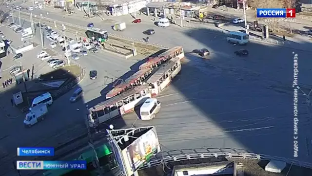 Трамвай сошел с рельсов на перекрестке в Челябинске