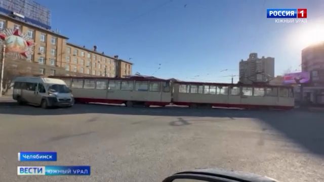 Трамвай сошел с рельсов на перекрестке в Челябинске