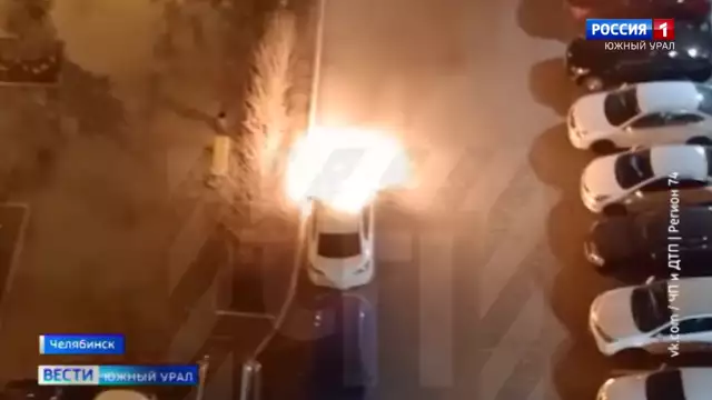 В Челябинске неизвестный облил автомобиль бензином и поджег