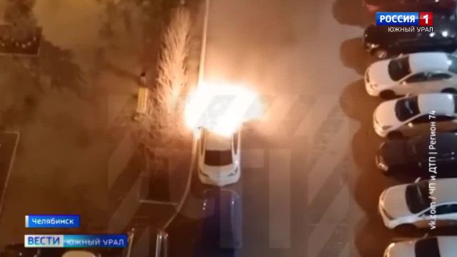 В Челябинске неизвестный облил автомобиль бензином и поджег