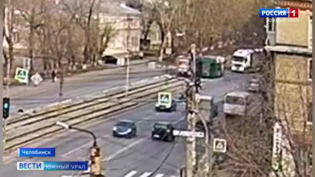 Трамвай столкнулся с большегрузом в Челябинске