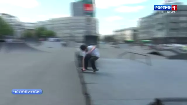 Скейт-парк начали монтировать на площади Революции в Челябинске