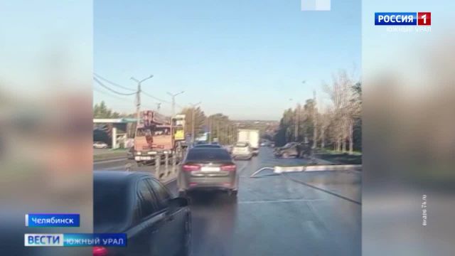 Бетонный столб упал на проезжую часть в Челябинске