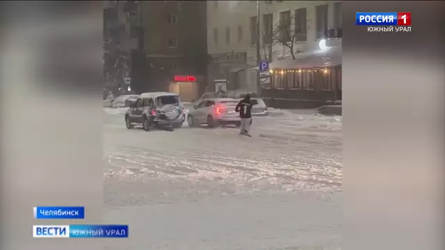 Челябинец прокатился по заснеженным улицам на сноуборде