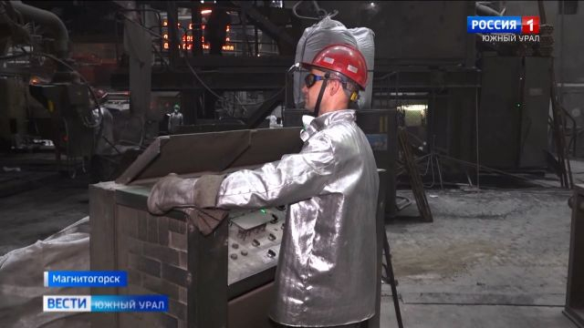 Разливает сталь: лучшего сотрудника месяца определили на ММК