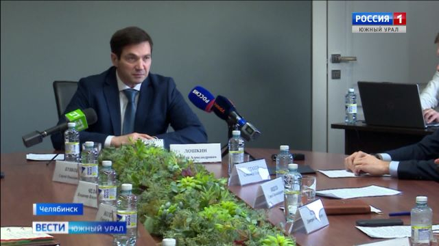 Вывозят снег: в Челябинске продолжает работать уборочная техника